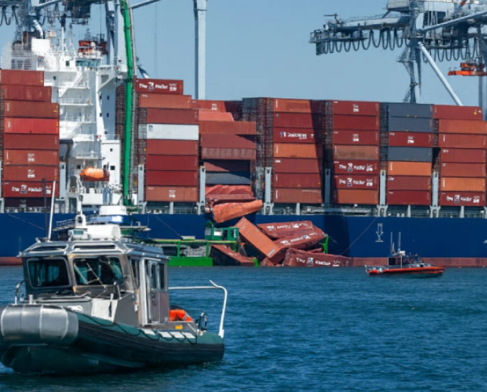 09 67 contenedores caen al mar en Long Beach